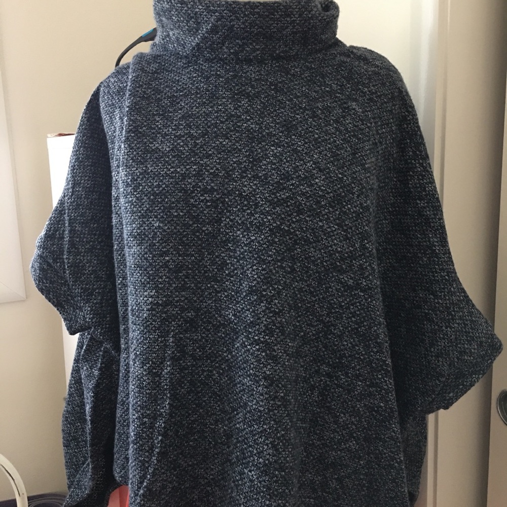 Pullover poncho with short sleeves